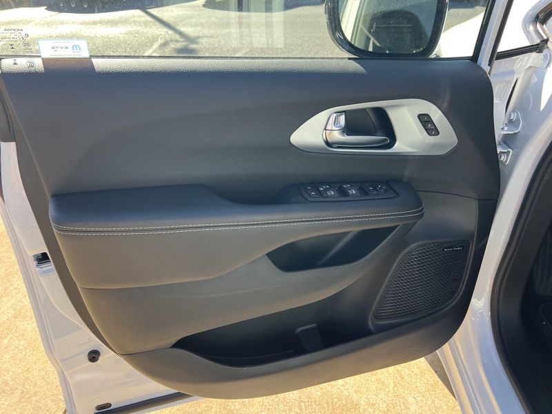 New 2026 Chrysler Pacifica LimitedImage 12