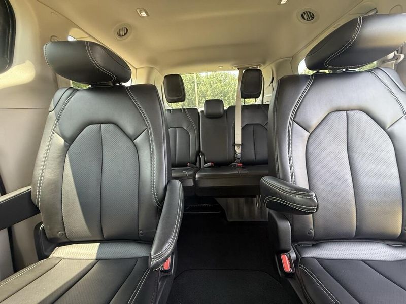 2024 Chrysler Pacifica Touring L photo 11