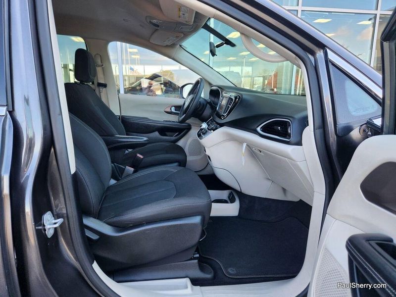 2022 Chrysler Voyager LXImage 38