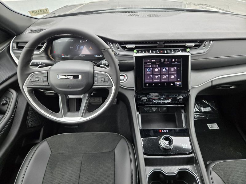2025 Jeep Grand Cherokee Altitude photo 3