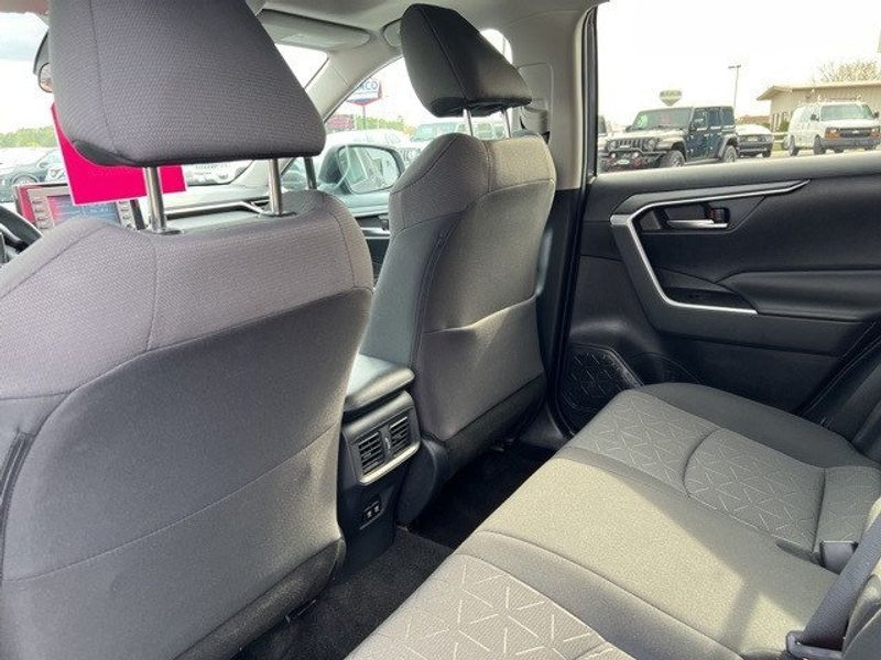 2019 Toyota RAV4 Hybrid XLEImage 16