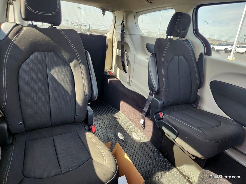 2023 Chrysler Voyager LXImage 48