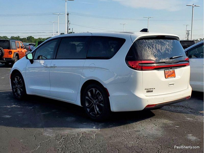 New 2026 Chrysler Pacifica SelectImage 14