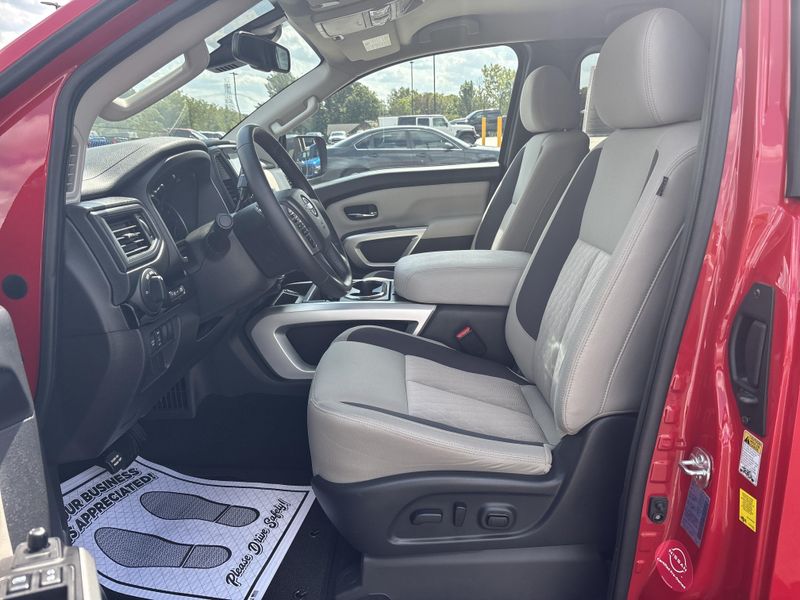 Used 2024 Nissan Titan SVImage 11