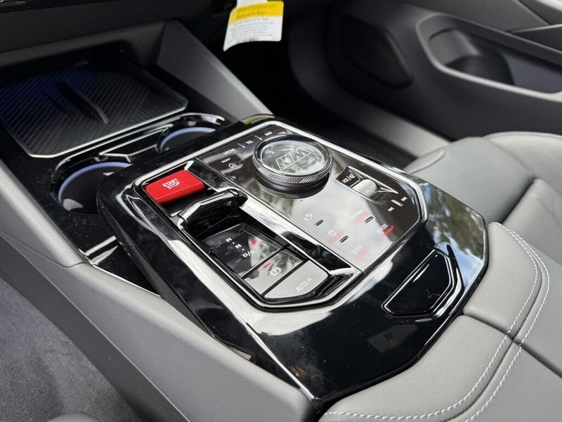 2025 BMW M5 BaseImage 24