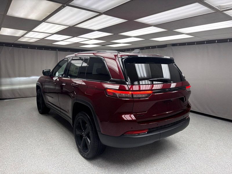 2025 Jeep Grand Cherokee Limited 4x4Image 2