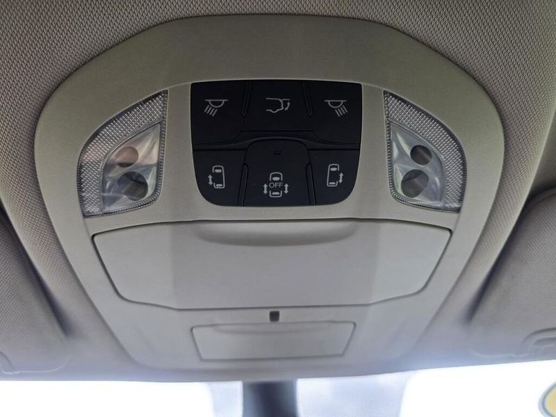 2023 Chrysler Pacifica Touring L photo 20