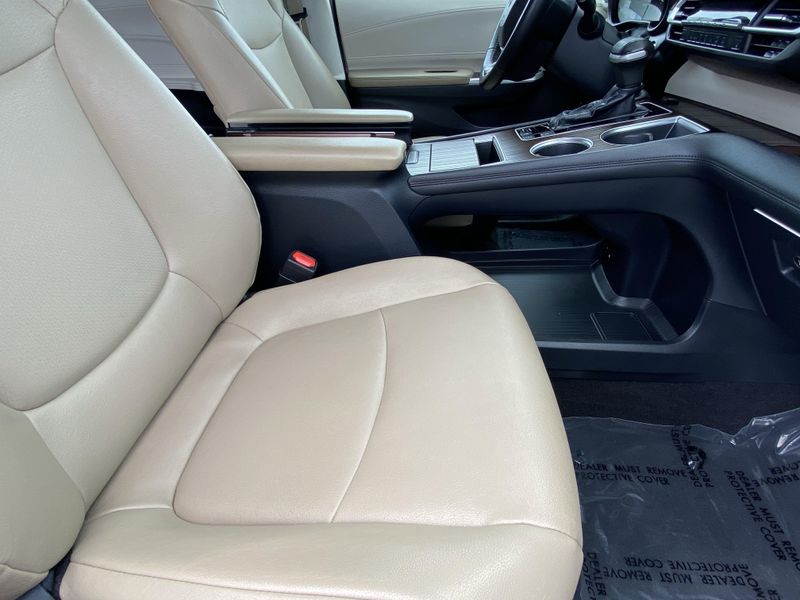 2023 Toyota Sienna XLEImage 12