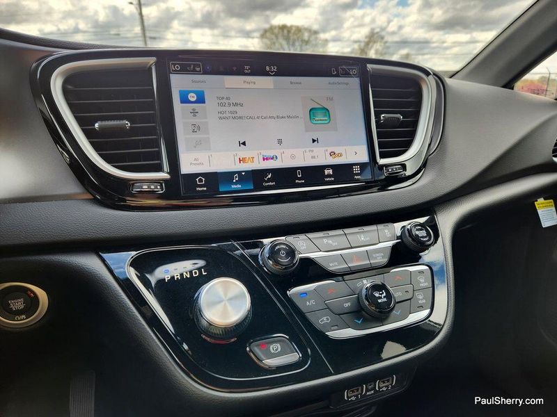 New 2025 Chrysler Voyager LXImage 51
