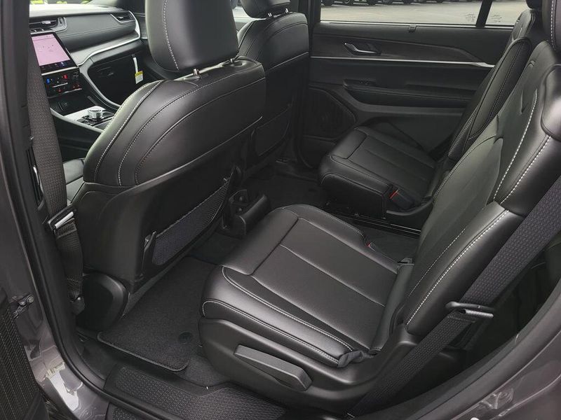 New 2025 Jeep Grand Cherokee L Limited 4x4Image 29