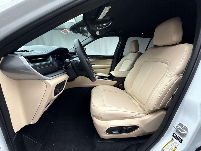 New 2025 Jeep Grand Cherokee Limited 4x4Image 7