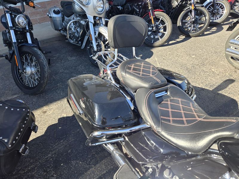 USED 2019 HARLEY ROAD KING Image 8