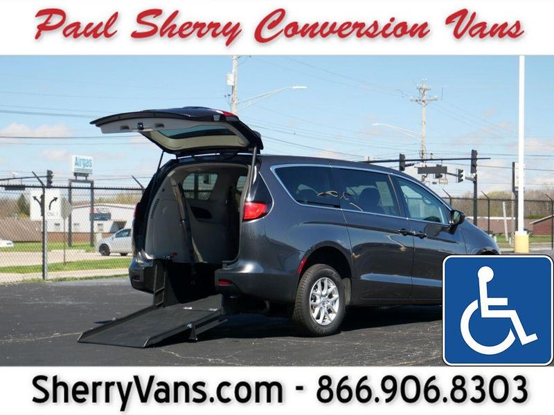 2022 Chrysler Voyager LXImage 1