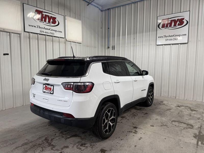Used 2025 Jeep Compass LimitedImage 3