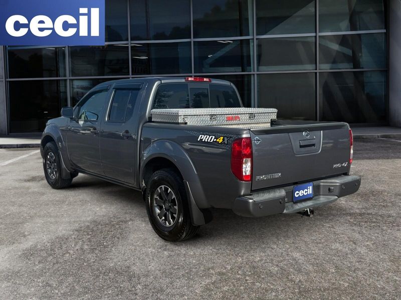 2018 Nissan Frontier PRO-4X photo 2