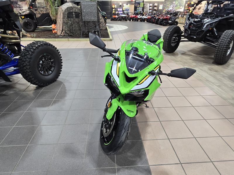 USED 2025 KAWASAKI NINJA ZX6R KRT EDITION LIME GREEN AND EBONY AND PEARL BLIZZARD WHITE Image 10