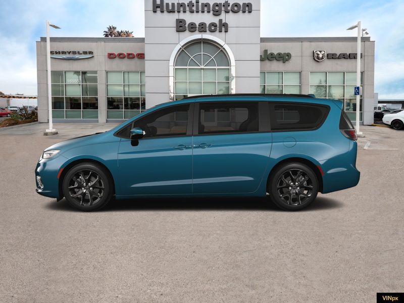 2023 Chrysler Pacifica Limited AWDImage 2