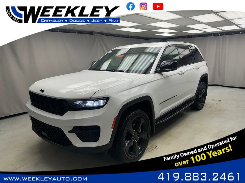 2024 Jeep Grand Cherokee Altitude in a Bright White Clear Coat exterior color and Global Blackinterior. Weekley Chrysler Dodge Jeep Co 419-740-1451 weekleychryslerdodgejeep.com 