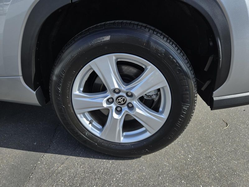 Used 2024 Toyota Highlander LE FWD (Natl)