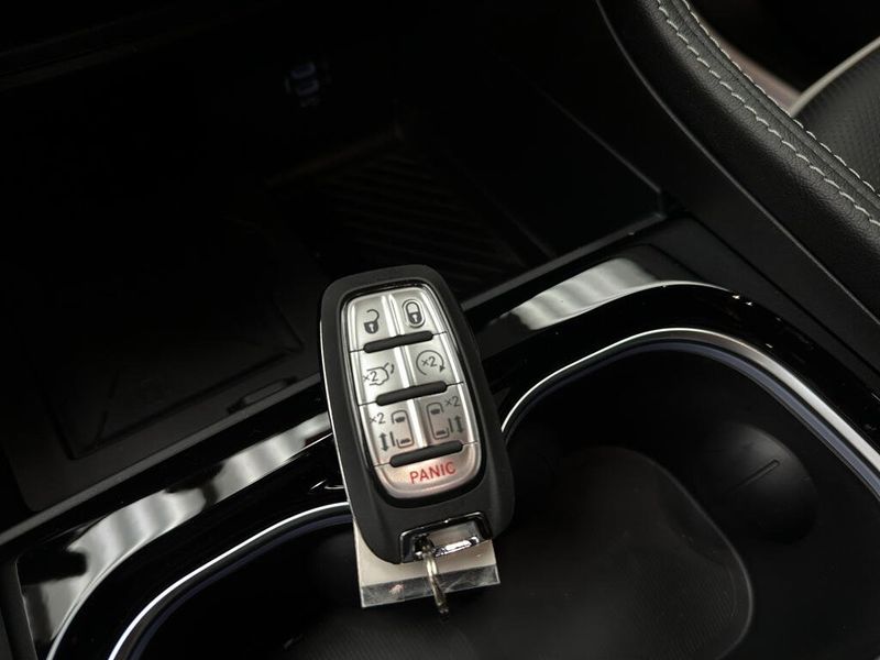 New 2027 Chrysler Pacifica Limited AwdImage 14