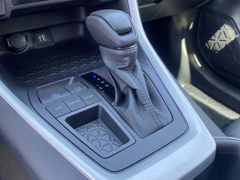2025 Toyota RAV4 XLEImage 18