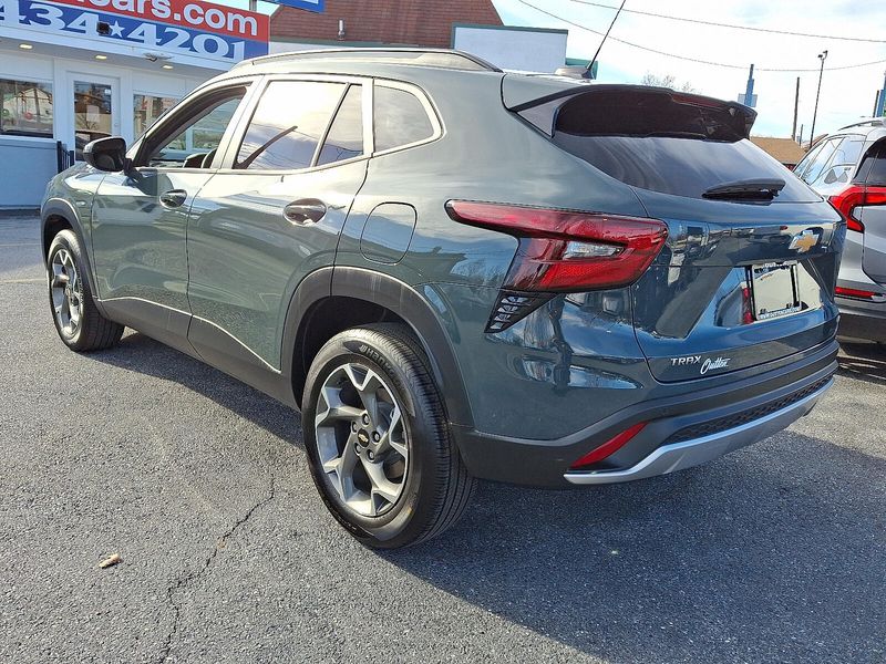 2025 Chevrolet Trax LT photo 2