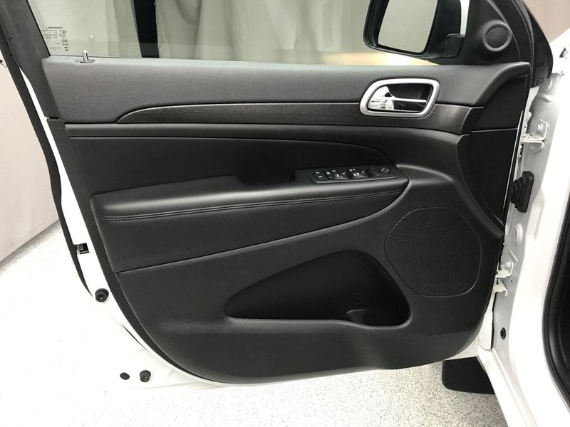 2017 Jeep Grand Cherokee AltitudeImage 3