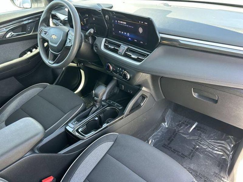 Used 2025 Chevrolet Trailblazer LSImage 13