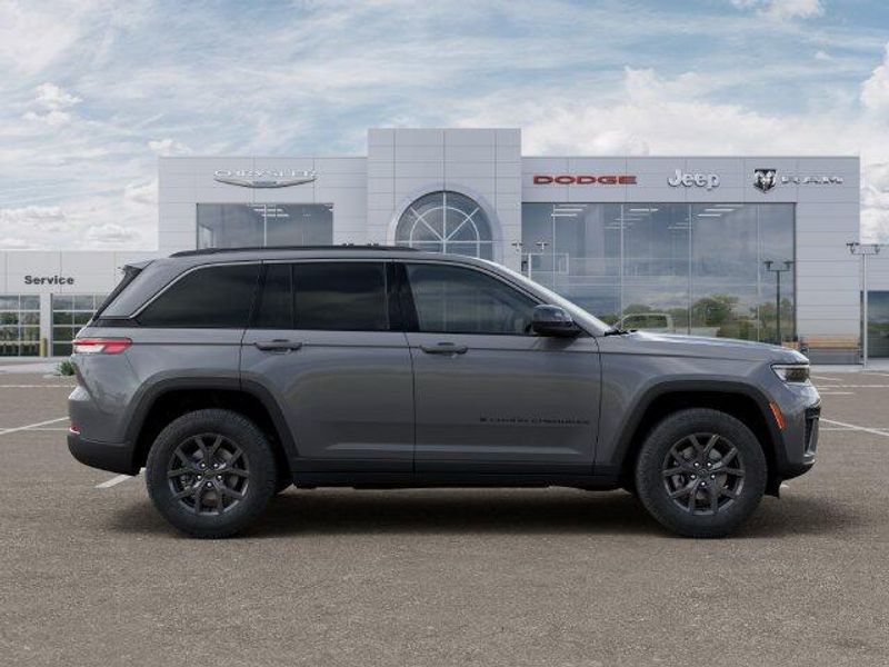 New 2027 Jeep Grand Cherokee Laredo Altitude 4x2Image 21