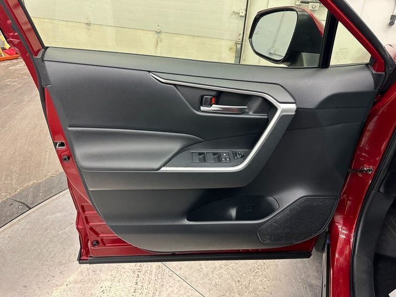 2019 Toyota RAV4 XLEImage 18