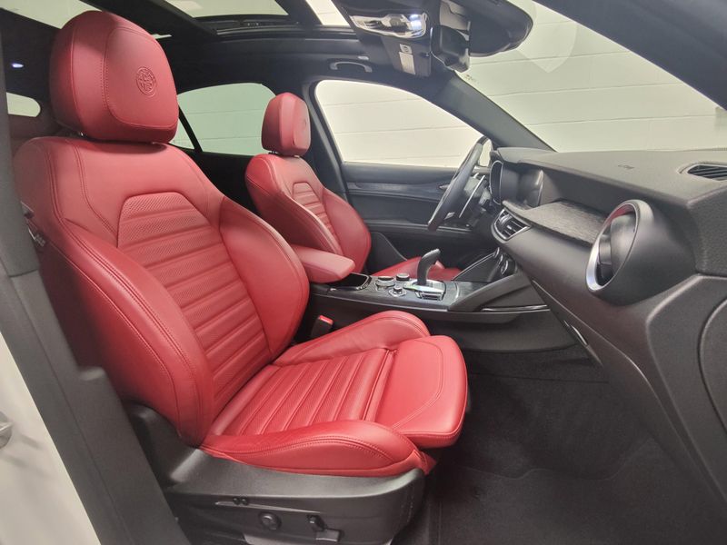 Used 2024 Alfa Romeo Stelvio AWD Sprint w/Sunroof/NavImage 4
