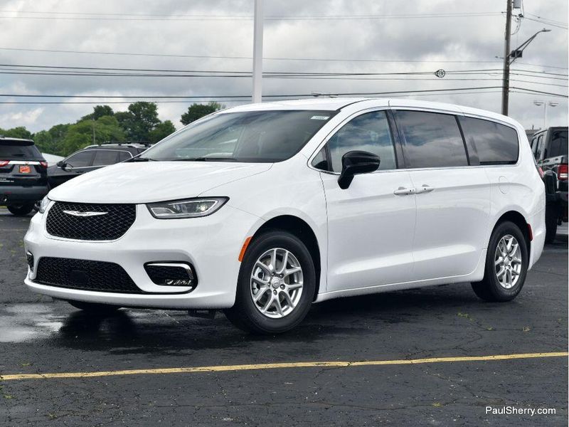 New 2025 Chrysler Pacifica SelectImage 7