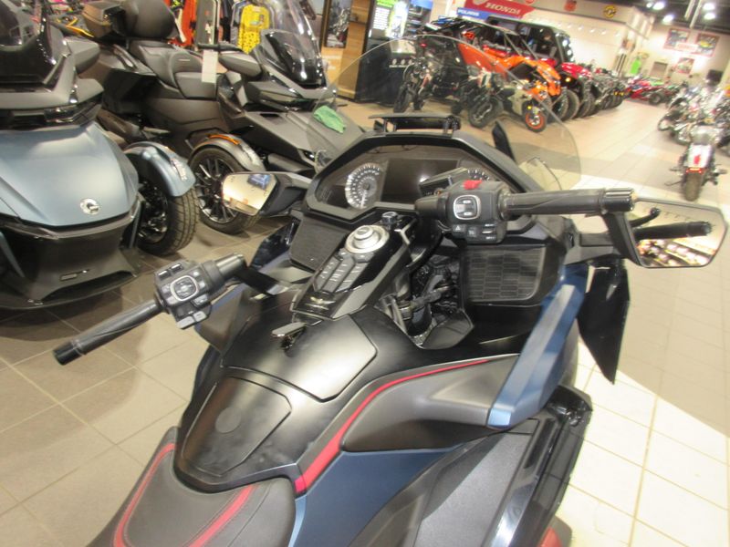 USED 2022 HONDA GOLDWING DCT Image 12