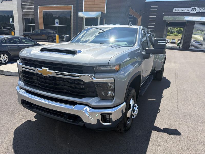 Used 2024 Chevrolet Silverado 3500HD LTImage 3