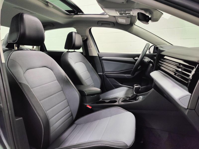 Used 2026 Volkswagen Jetta SE w/SunroofImage 4