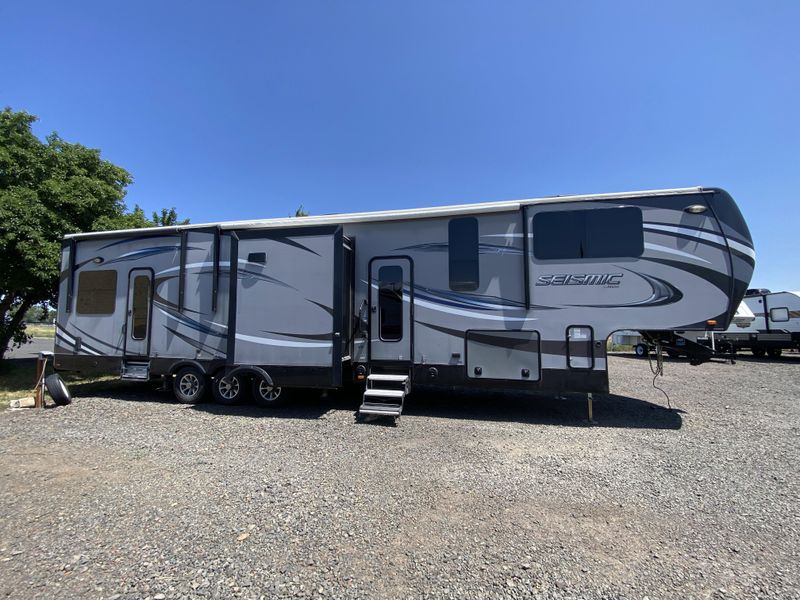 2016 JAYCO SEISMIC 4112 Image 2