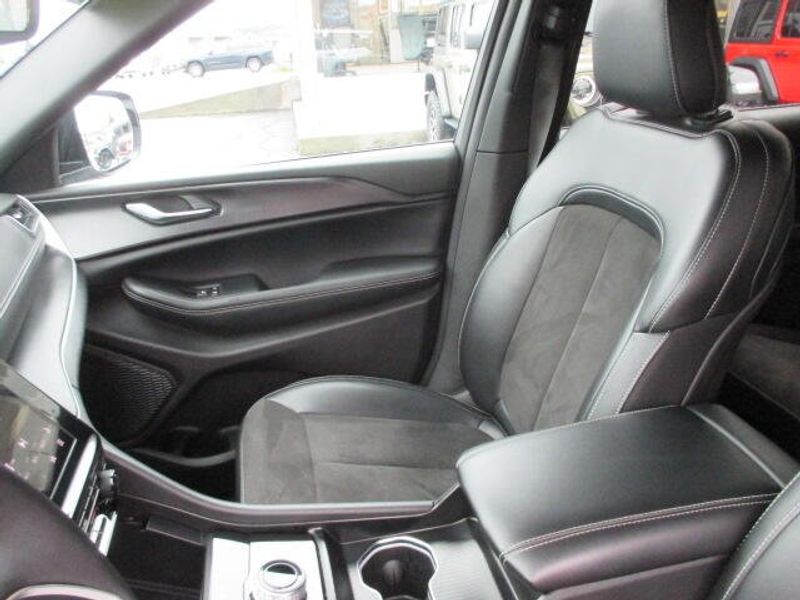 Used 2024 Jeep Grand Cherokee L AltitudeImage 18