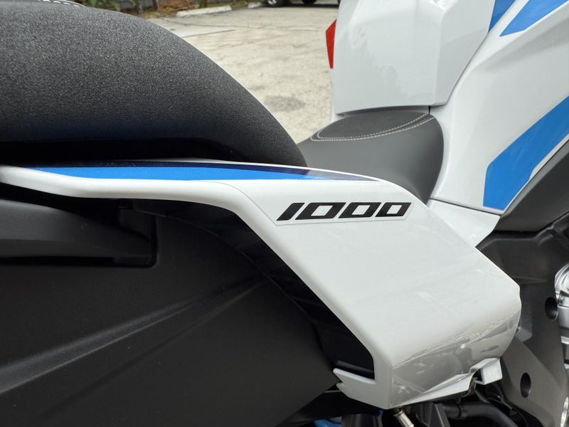 2025 BMW M 1000 XR 