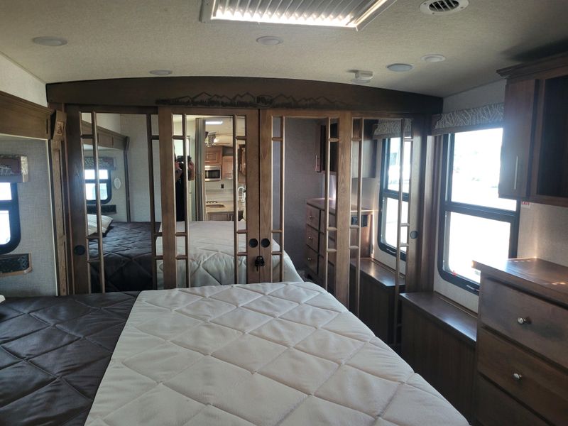 Used 2022 ARCTIC FOX 29-5K Image 15
