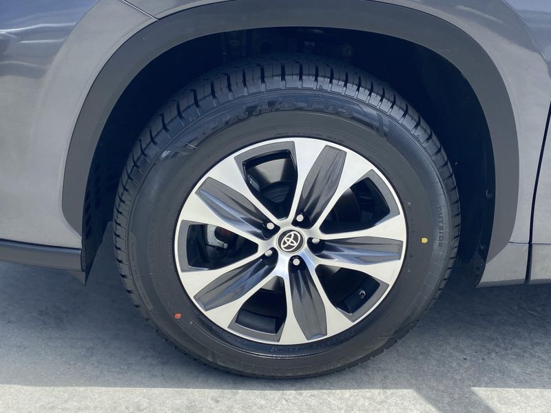 Used 2024 Toyota Highlander XLEImage 8