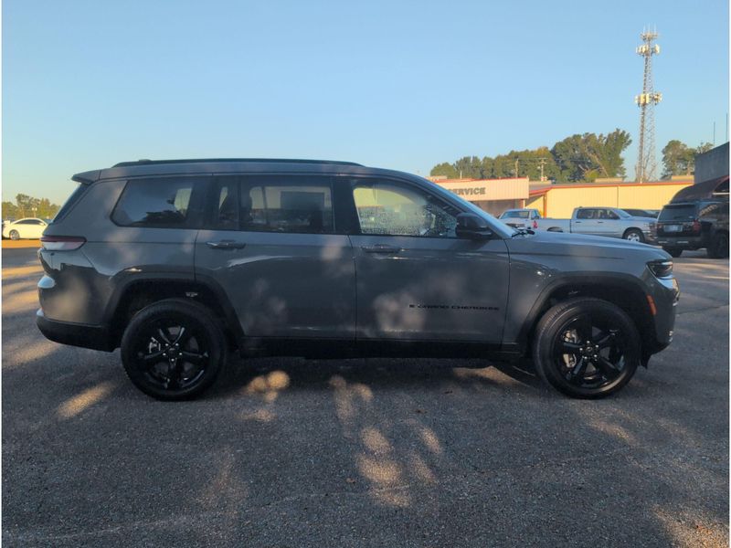 New 2027 Jeep Grand Cherokee L Limited 4x2Image 6