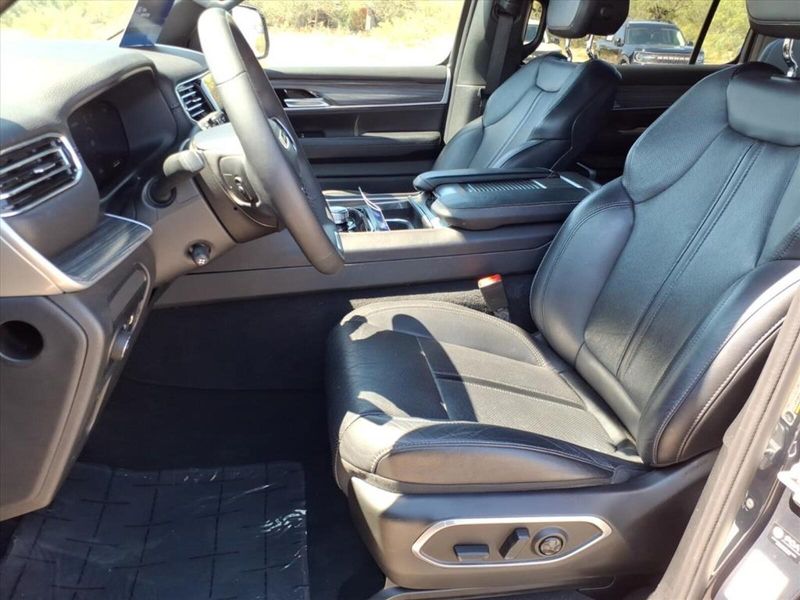 2024 Jeep Wagoneer L Series II photo 24