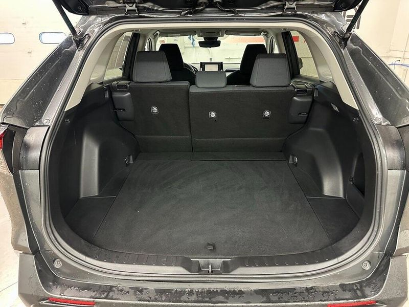 2021 Toyota RAV4 LEImage 17
