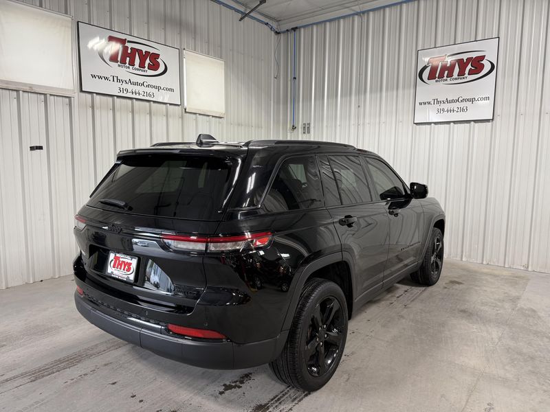 Used 2023 Jeep Grand Cherokee LimitedImage 3