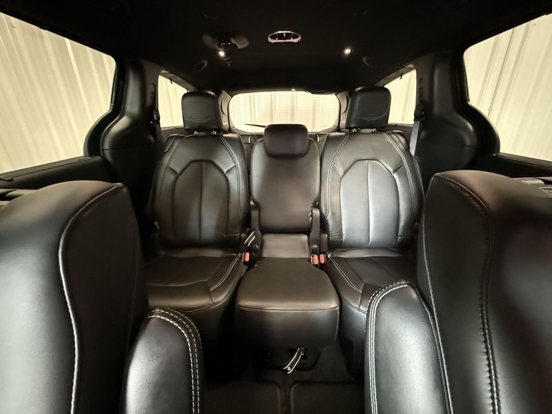 Used 2025 Chrysler Pacifica SelectImage 21