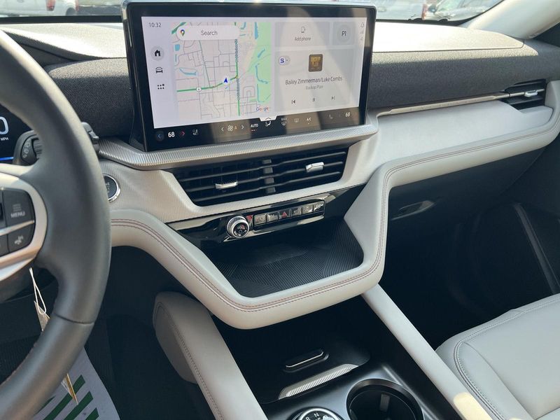 2025 Ford Explorer photo 24
