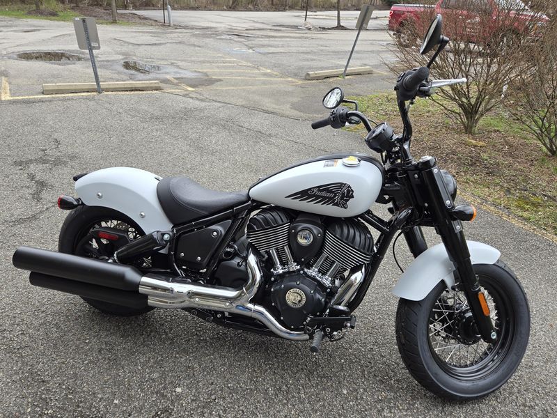 2024 Indian Motorcycle CHIEF BOBBER GHOST WHITE MTLC SMK 49ST Base Image 2