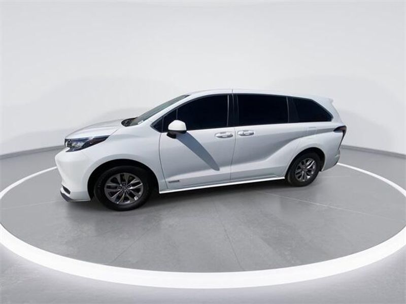 2021 Toyota Sienna LEImage 5
