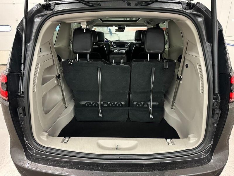 2023 Chrysler Pacifica LimitedImage 18