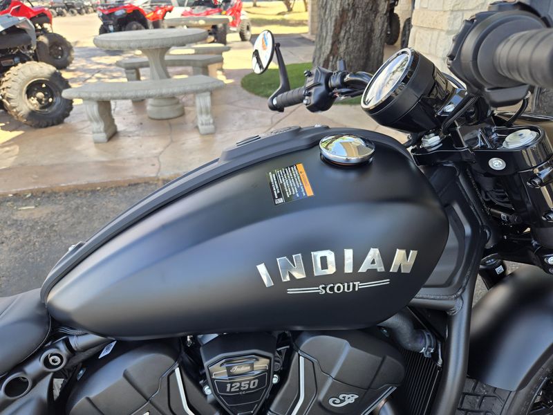 2025 Indian Motorcycle SCOUT BOBBER LIMITED BLACK SMOKE Image 12